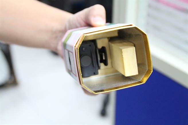 基隆市警局督察长将秘录器放在茶叶罐内，防止机密资料外泄，却引起轩然大波。