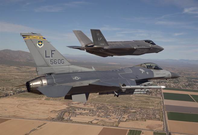 與F-16相比，F-35的研發問題顯得多很多。(圖/美國空軍)