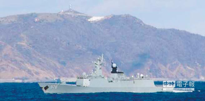 中國軍艦航行背景就是日本本土。（取自日本防衛省官網）