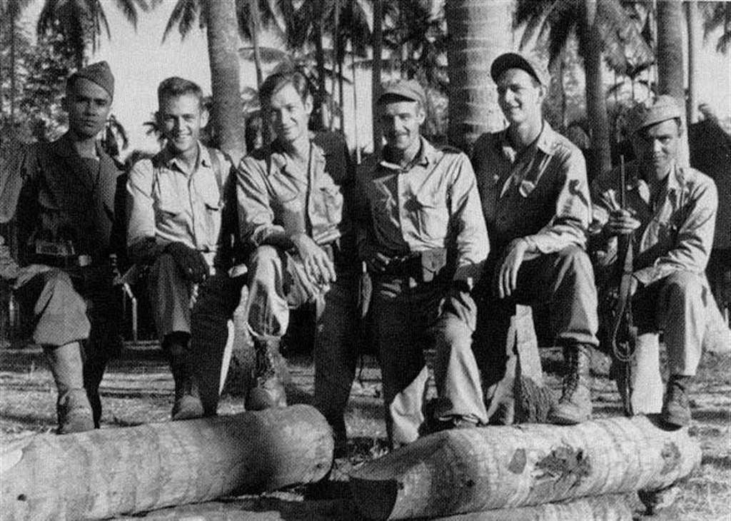 從左邊算起第三人，為美菲聯軍傳奇游擊領袖拉帕姆。（美國陸軍）
