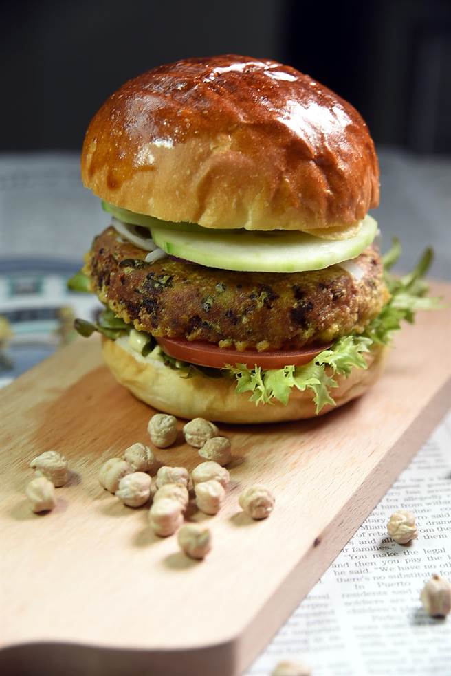 〈VDAYS〉的〈鷹嘴豆泥堡〉是以歐美正流行的健康食材為原料製作成的蔬食漢堡。(圖／姚舜攝)
