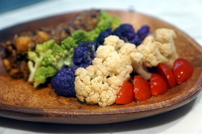 用不同顏色的花椰菜搭配糙米飯作成沙拉，是一道「暢通版沙拉」，且形色皆悅目。(圖／姚舜攝)