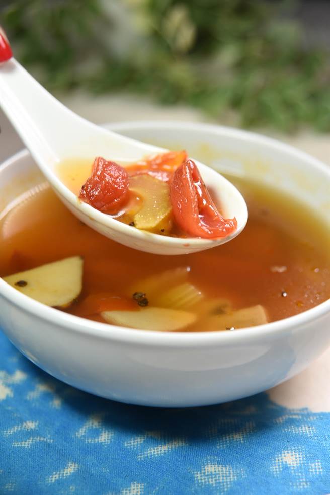 〈蔬菜暖暖湯〉內有蕃茄、杏鮑菇、西芹、洋菇，以及炸馬鈴薯，是一道「蔬菜版羅宋湯」。(圖／姚舜攝)