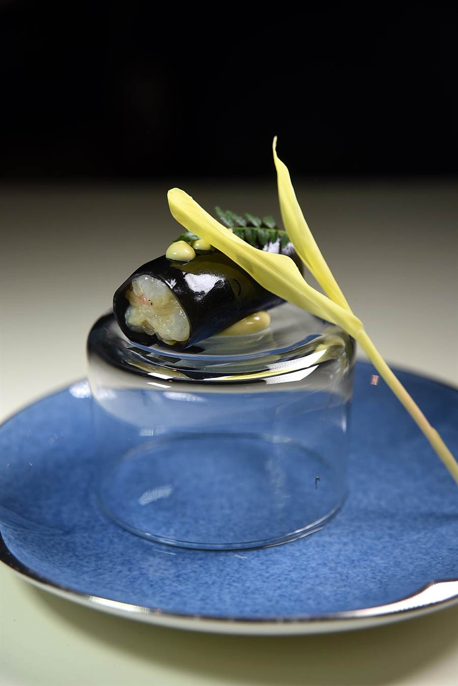 勞倫特．普久設計的開胃小點，除形色帶有日本料理氣質，連味道都像和食。(圖／姚舜攝)