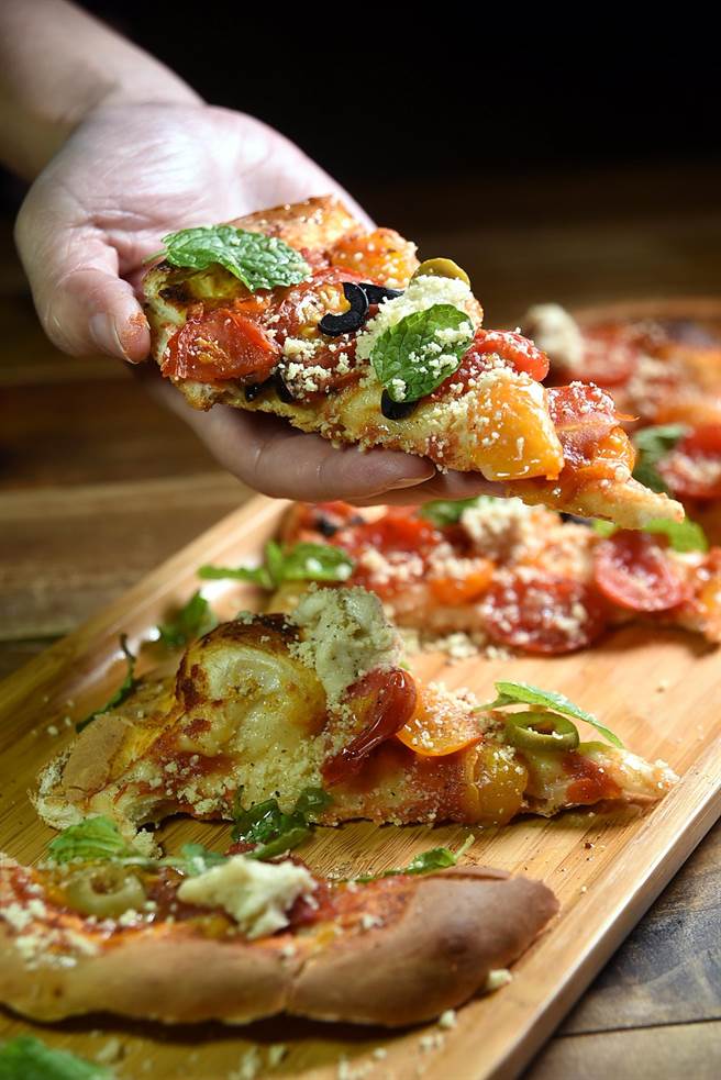 蔬食披薩〈西西里番茄Pizza〉，麵糰是用高筋麵粉和啤酒酵母發酵製作，底層刷上自製紅醬，並用雙色番茄和薄荷葉作topping，最後並以用腰果、椰醬和豆漿作的醬汁提味。(圖／姚舜攝)