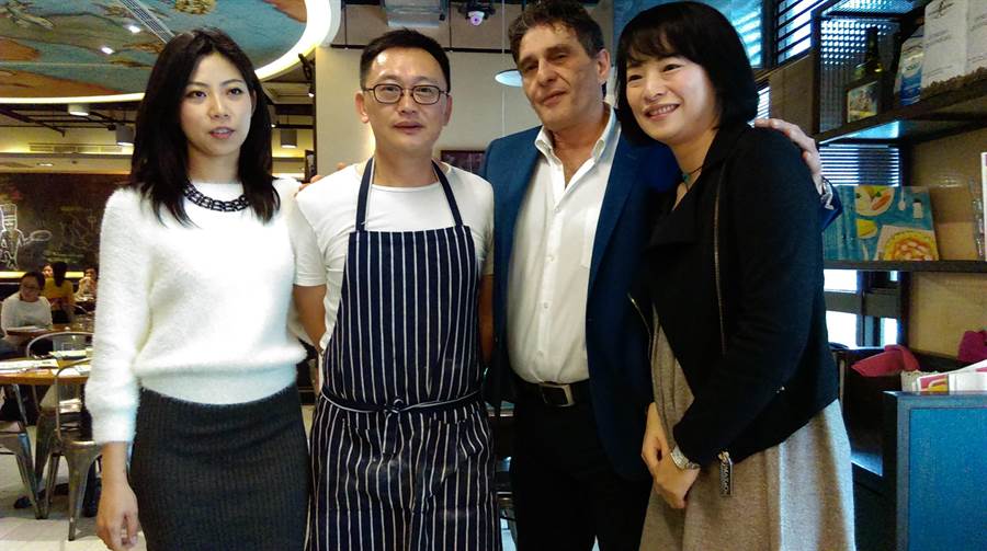 專研義大利料理的「K2小蝸牛」負責人王嘉平（左2）邀請劉筱璇（左1）及其義大利籍的先生Pasquale Di Dato合作舉辦「拿坡里道地年菜饗宴」。（圖／曾麗芳）