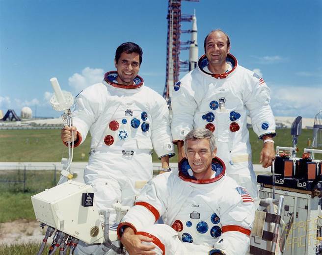 阿波羅17號的3名組員，前方坐者為賽南，後方左邊為同樣一同登月的哈里森.史密特，他也是一位地質學家。左側是指揮艙駕駛員朗·艾凡斯。(圖/美國太空總署)