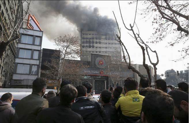 德黑蘭大樓起火，民眾圍觀。（圖／美聯社）