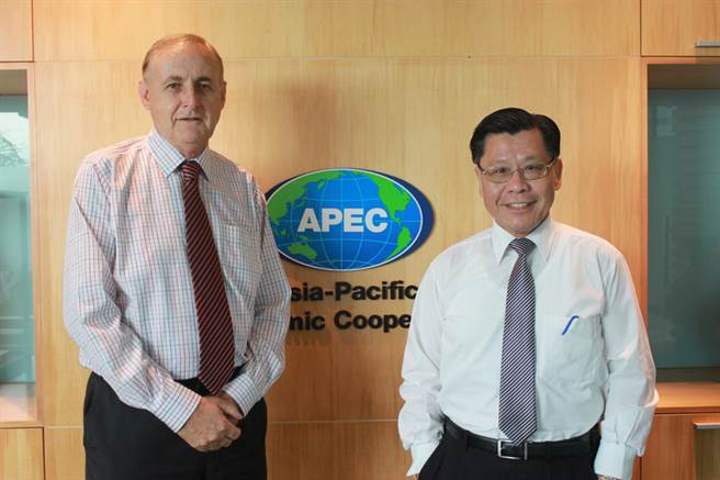 駐新加坡台北代表處代表梁國新（右）20日拜會亞太經濟合作會議（APEC）秘書處執行長波拉德（Alan Bollard）（左），就APEC相關議題交換意見。（駐新加坡台北代表處提供）中央社記者黃自強新加坡傳真 106年1月20日
