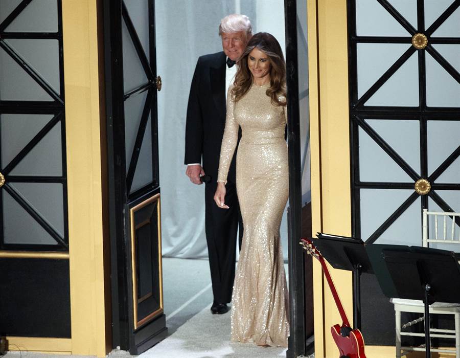 美國準總統川普19日與艷光照人的現任妻子梅蘭妮亞出席為金主舉行的VIP接待會與晚宴。（圖/美聯社）