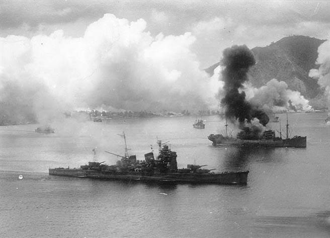 1943年11月，在拉包爾港內遭到盟軍炸射的日軍船艦。（美國國家檔案館）