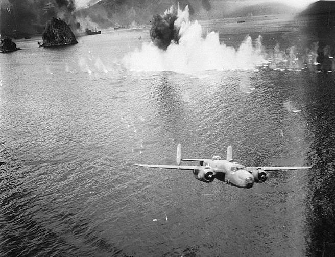 美軍B-25轟炸機空襲拉包爾日軍船艦。（美國國家檔案館）