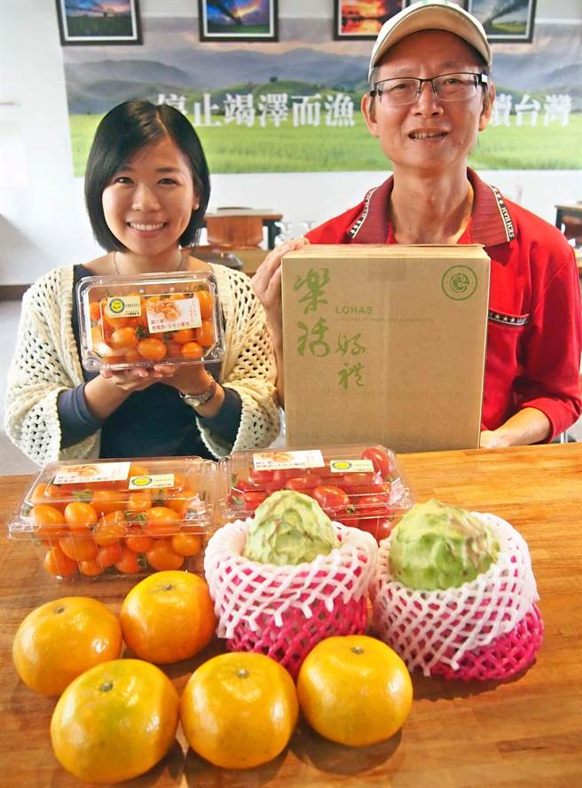 受颱風影響，綠農的家年節推出的有機綜合水果禮盒「好果箱」，今年只有3、4種水果。（潘建志攝）