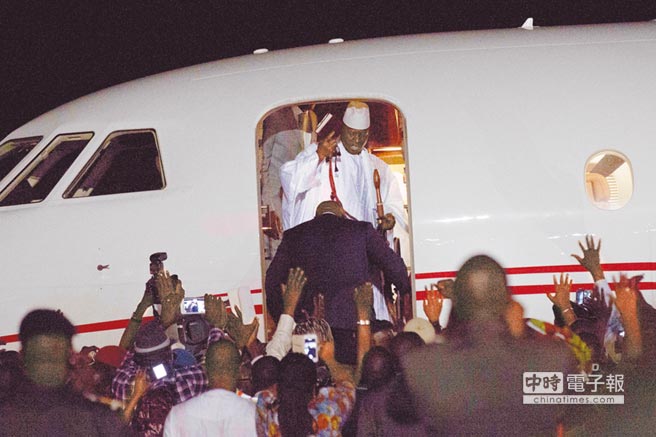 甘比亞總統賈梅終於交出統治長達22年的政權，21日在首都班竹機場準備搭機出亡時，向支持者揮別。（美聯社）