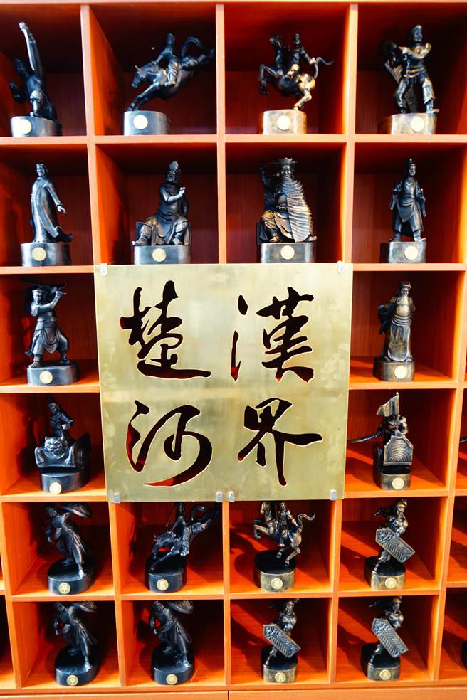 目前正在苗栗三義木雕博物館展出的「決戰沙場-吳榮賜象棋雕塑藝術個展」，展期至4月16日。（圖／曾麗芳）