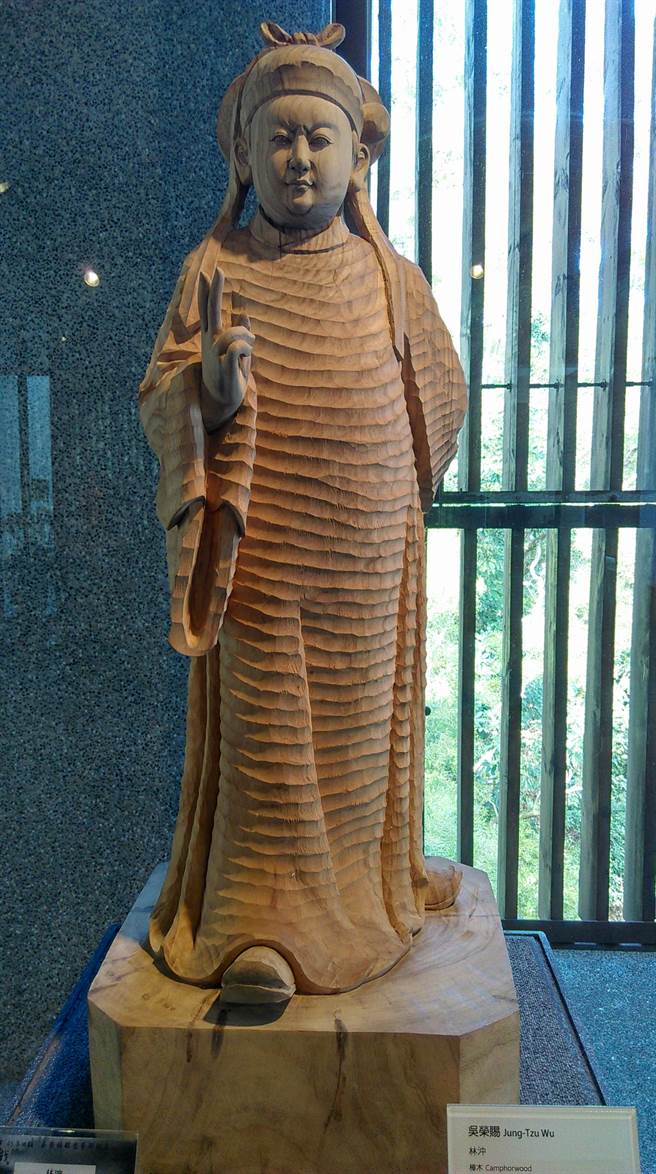 在木雕界享有盛名的吳榮賜，其精湛的雕工被譽為「國寶雕塑家」。（圖／曾麗芳）