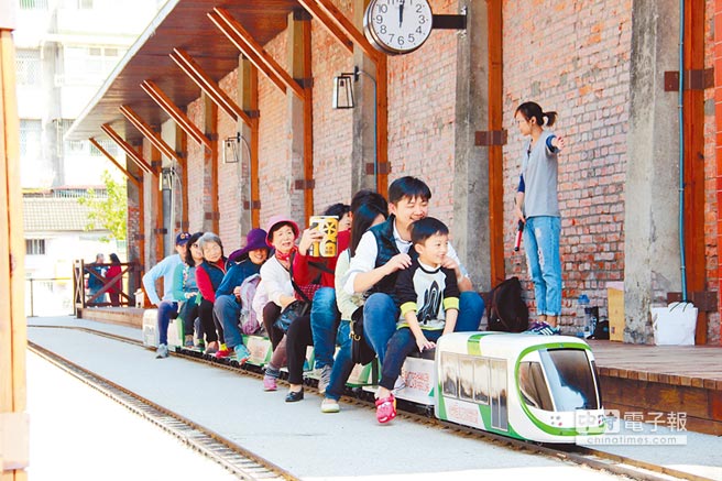 新年環島趣鐵道博物館「哈瑪星台灣鐵道館」外還有哈瑪星駁二線，車隊裡的小輕軌號人氣指數高。（文化局提供）