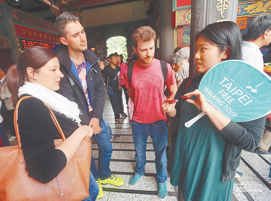 一群年輕人為提供外國旅客步行導覽服務的平台，成立「Like It Formosa 來去福爾摩沙」，提供外國旅客「免費步行導覽」服務。（趙雙傑攝）