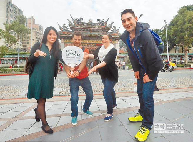 一群年輕人為提供外國旅客步行導覽服務的平台，成立「Like It Formosa 來去福爾摩沙」，提供外國旅客「免費步行導覽」服務。（趙雙傑攝）