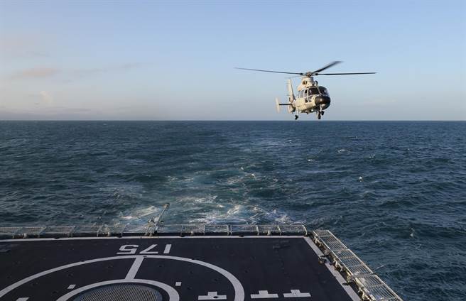 中国南海舰队驱逐舰支队数艘新型舰艇，2016年11月下旬协同岸基兵力、水面舰艇，潜艇与航空兵等部队，进行了为期一周的针对性反潜演练，图为反潜直升机出击的画面。（图/中新社）