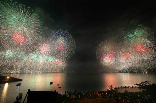 高雄大港花火秀絢麗璀璨的煙花將西子灣一港口渲染映照得美不勝收。（王錦河攝）