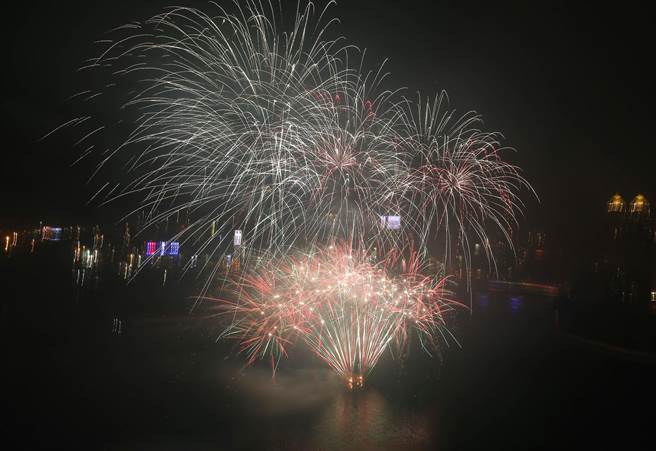 光榮碼頭的港灣花火秀即日起至12日每晚9點半施放大約3分鐘，但2月4日和11日不施放。（王錦河攝）
