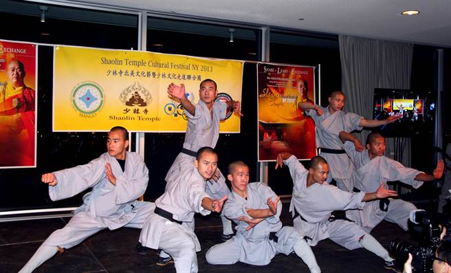 释永信将少林寺推向国际获得可观成果，但相关批评也很多。图为2013年少林寺受联合国邀请，首次在联合国总部展示武艺。（图／中新社）