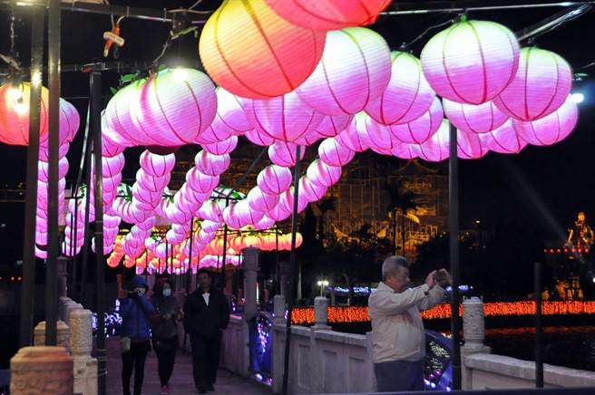 2017桃園燈會6日晚間試燈，祈福燈林的桃林造型燈，有去年台灣燈會的影子。（楊明峰攝）