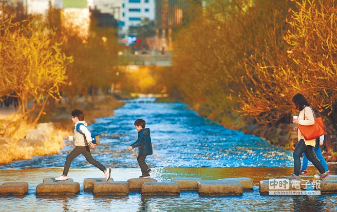行政院將水環境建設列入擴大投資項目之一，圖為南韓首都首爾市區的清溪川秀麗景色，民眾常攜眷出遊，可當國內借鏡。（本報資料照片）
