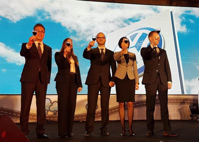 台灣福斯汽車總裁 Katy Tsang（右2）率經營團隊宣布，預計於2017年4月率業界之先，推出涵蓋Volkswagen品牌全車系之「服務雙享」專案。（黃琮淵攝）