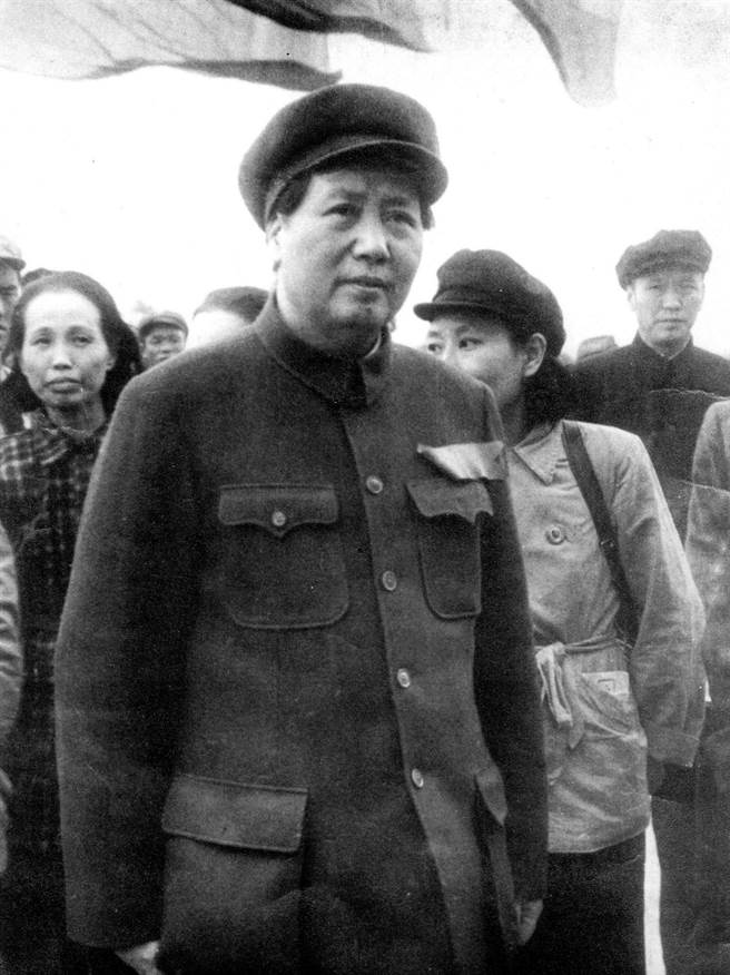 1949年10月1日，毛澤東在天安門廣場上宣告成立中華人民共和國，謝雪紅（左後方）獲邀出席大典。（徐宗懋提供）