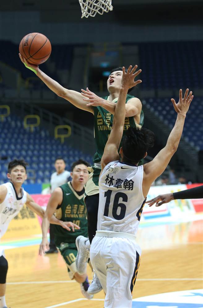 前SBL台啤总教练阎家骅涉及赌博案件请辞，儘管球员心情难免受到影响，台啤（绿衣）10日靠着第4节尾声关键两次抄截，最终以99比91逆转金酒，取得4连胜。 台啤蒋淯安（持球者）此役贡献18分。（中华篮协提供）中央社记者李宇政传真 106年2月10日