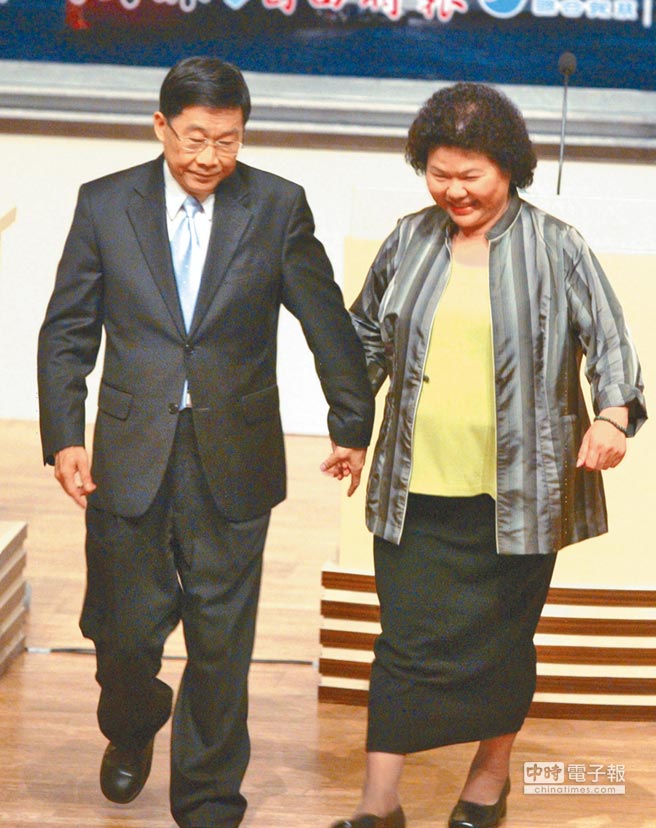 黃俊英（左）和陳菊過去的師生情誼，因為一場市長選舉而出現裂痕。（本報系資料照片）