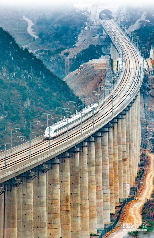 滬昆高鐵去年底全線貫通，打通大陸橫向交通命脈，東南與西南日後將能更緊密整合。（新華社）