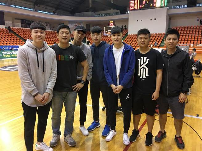 昔日的扯铃球王王男桂(左二)，如今已变学校体育组长了。(黄及人摄)