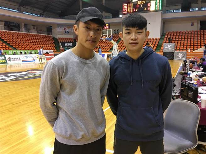 王男桂的学生蔡铭川(右)、吴孟寰都一致认为，阿桂老师是面恶心善的人。(黄及人摄)