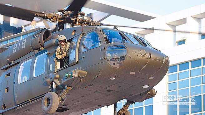 國防部17日上午實施直升機試降任務，陸軍UH-60M黑鷹直升機飛行員與機組員完成直升機起降。（軍聞社）