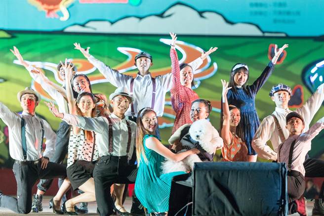 嘉義縣長張花冠(中)打扮成奧黛麗赫本與在地舞團一起表演。（余信賢攝）