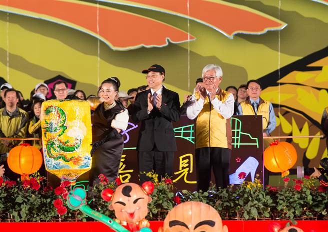 嘉義縣長張花冠接下2018台灣燈會燈籠。（余信賢攝）