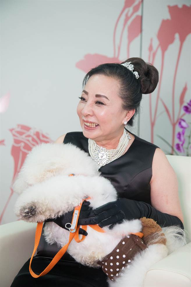 縣長張花冠打扮成奧黛麗赫本。（余信賢攝）