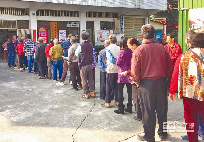 基層農會改選，競選最激烈的草屯鎮，投票時間未到，早已大排長龍。（楊樹煌攝）