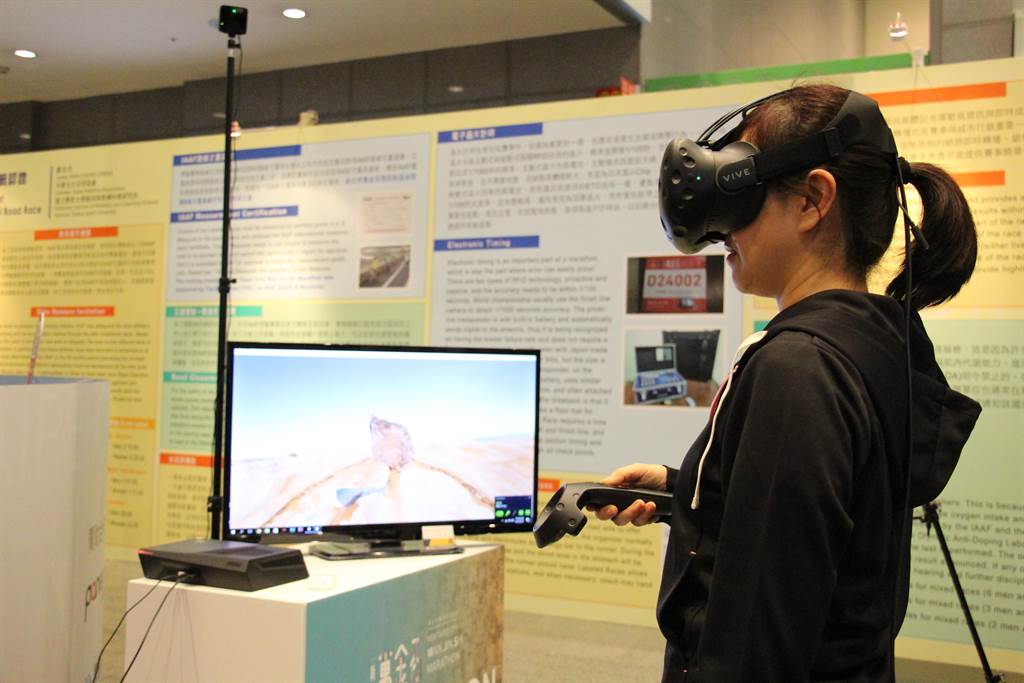 特展中有VR體驗，民眾藉此以跑者視角體驗萬金石的風景。（池雅蓉攝）
