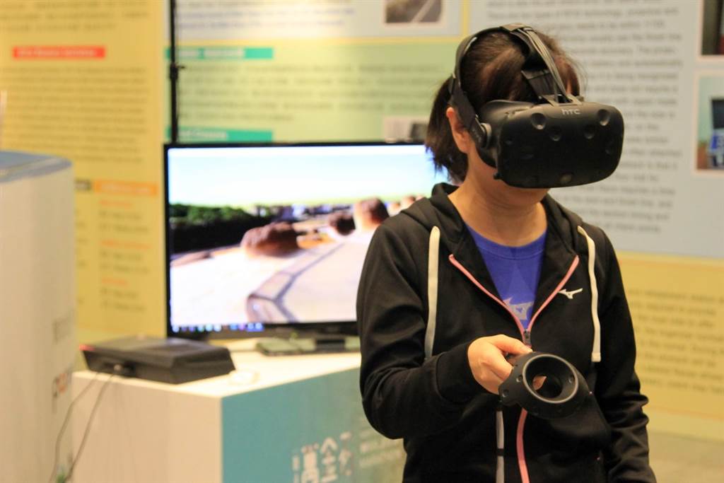 新北市萬金石馬拉松今年首度規劃EXPO博覽會，新北市教育局局長林奕華體驗VR實境。(林宋以情攝)