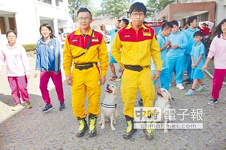 消防局訓練救難犬亮相