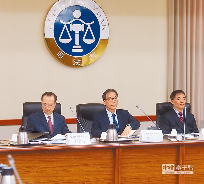 司法改革國是會議分組會議20日正式登場，現場由憲法學者林子儀（中）擔任召集人，而司法院院長許宗力（左）和台灣期貨交易所長劉連煜（右）也參與討論。（趙雙傑攝）