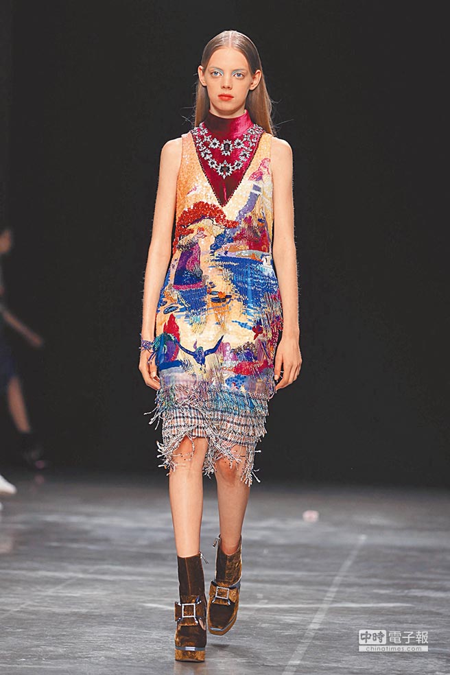 Mary Katrantzou同名品牌秋冬女裝將拿手數位印花手法升級，藉用細膩縫製的珠串、亮片拼湊出如迪士尼卡通《幻想曲》一般的夢幻場景。（法新社）