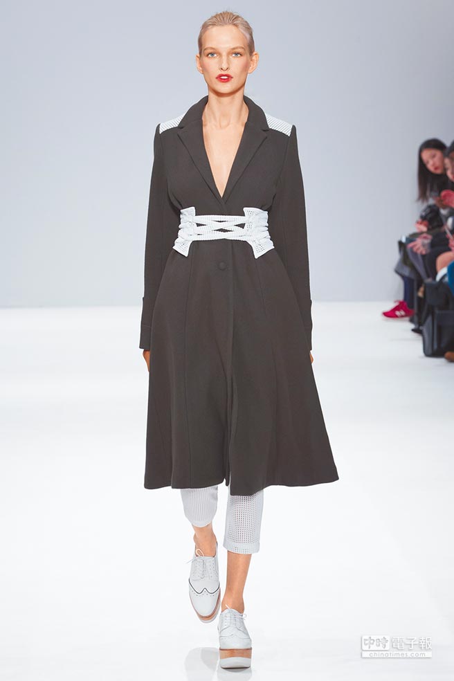 台灣設計師詹朴自創品牌Apujan 2017秋冬女裝系列以「門的彼端」為題，用針織手法展現服裝多變的穿搭可能。