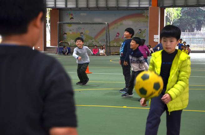 桃市雙龍國小下課15分鐘鼓勵學童戶外運動 生活 中時