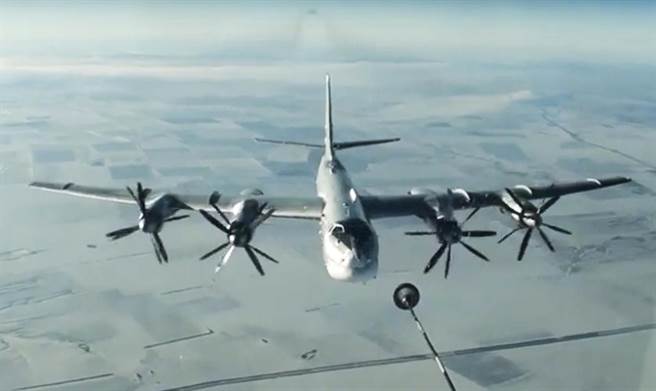 俄罗斯图-95战略轰炸机2016年11月准备发射巡弋飞弹，攻击叙利亚境内目标的资料照。（图/美联社）