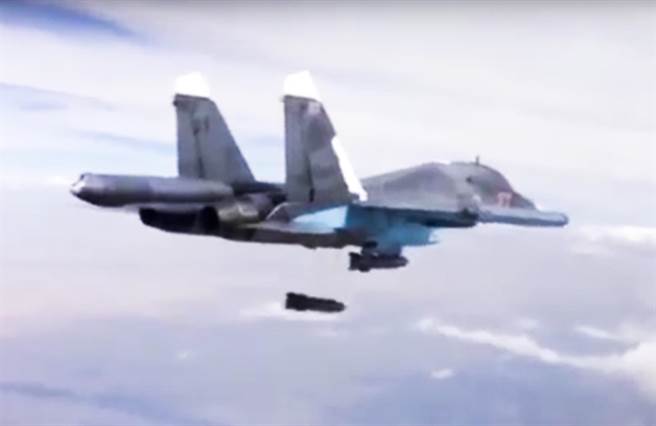 俄罗斯苏-34（Su-34）战机2015年12月在叙利亚上空执行轰炸任务。（图/美联社截自俄罗斯国防部网站）
